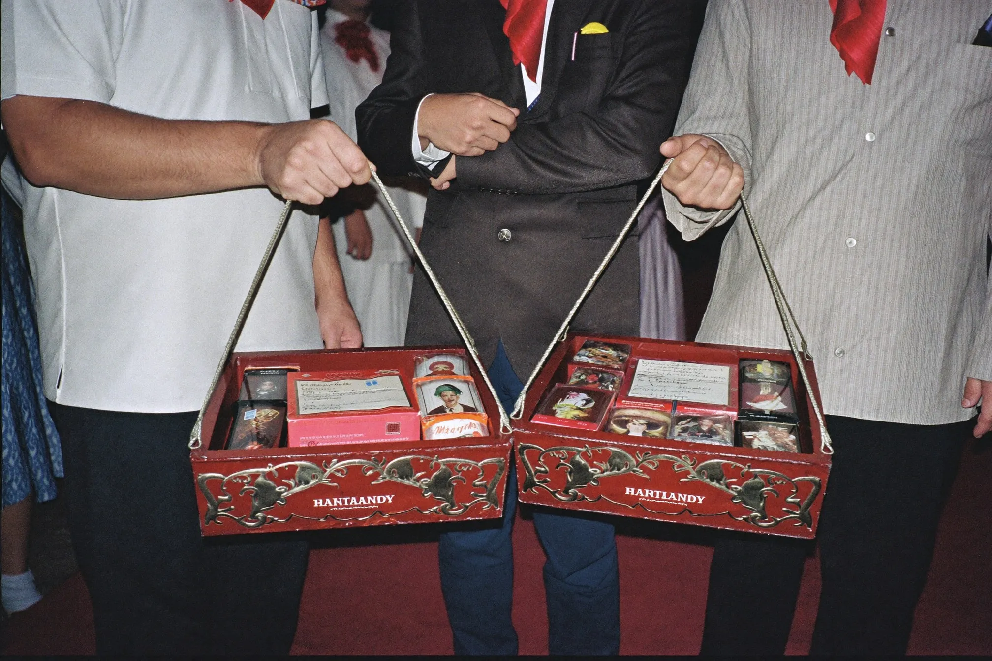 Hantaran trays carried by groomsmen in matching baju melayu